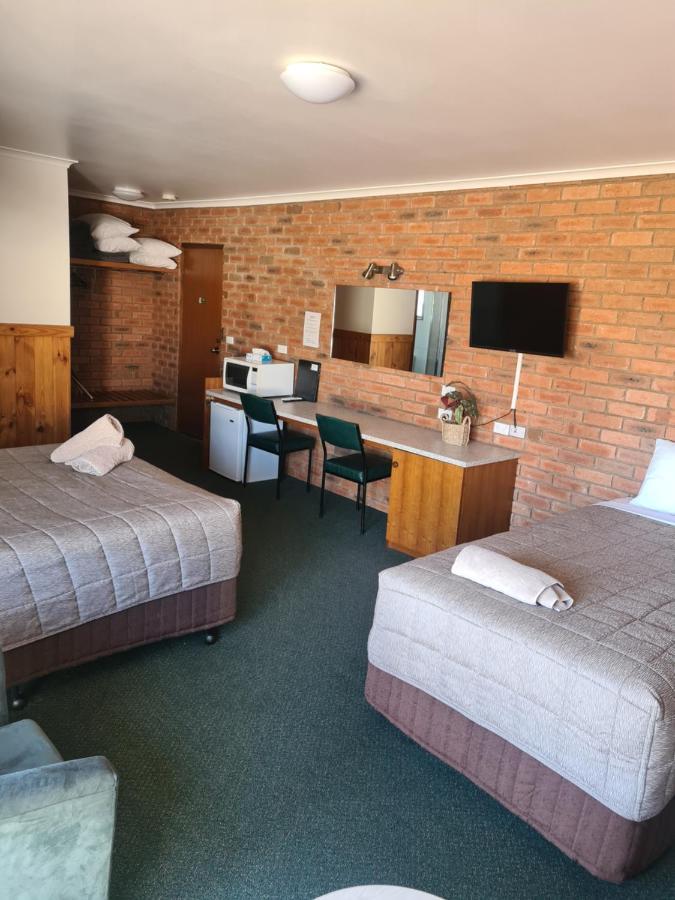 Regency Court Motel Кобрам Экстерьер фото